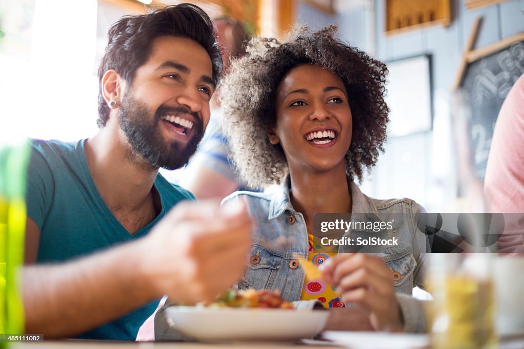 Jovem casal jantando em um Bar