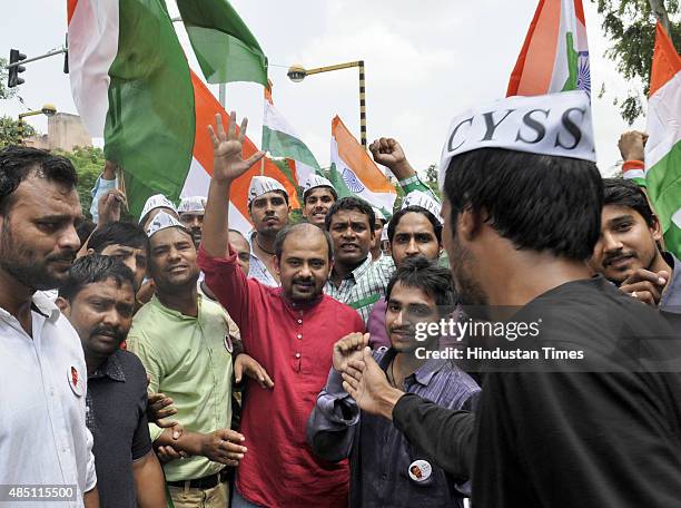 Leader Dilip Pandey along with the members of Chhatra Yuva Sangharsh Samiti, the Student/Youth Wing of Aam Aadmi Party takes part in the "Tiranga...