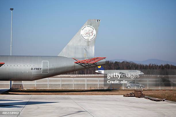 ftc - feuerwehr training center at airport frankfurt - lufthansa flight training center stock pictures, royalty-free photos & images