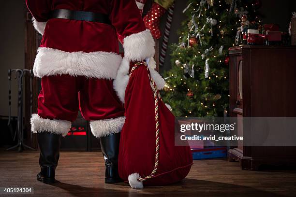 real santa mit tasche von geschenken - weihnachtsmann stock-fotos und bilder