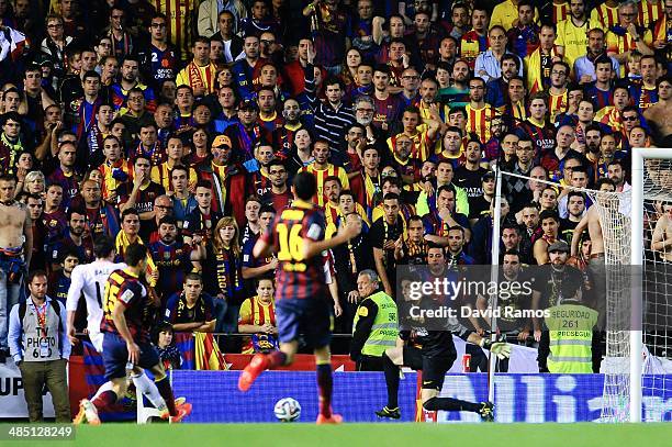 Gareth Bale of Real Madrid CF scores the winning goal during the Copa del Rey Final between Real Madrid and FC Barcelona at Estadio Mestalla on April...