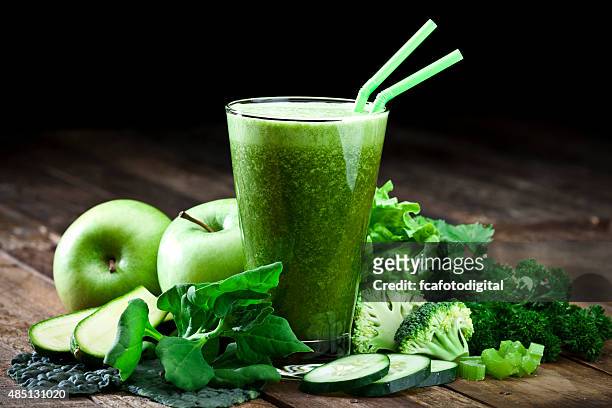 green vegetable juice on rustic wood table - smoothie stockfoto's en -beelden