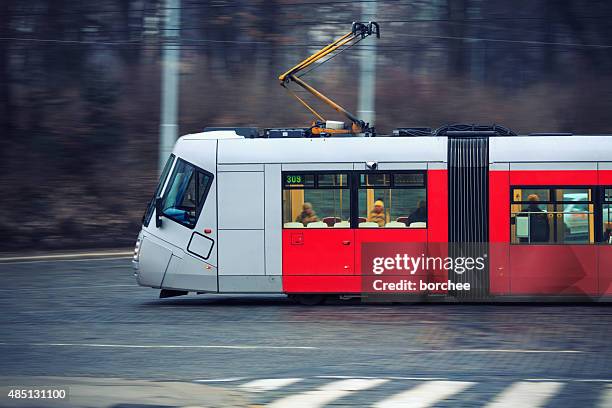 tranvía en praga - tram fotografías e imágenes de stock