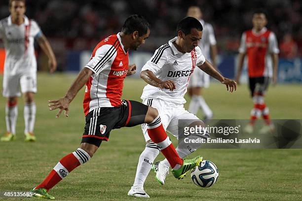 Gabriel Mercado of River Plate fights for the ball with Jorge Luis Luna of Estudiantes during a match between Estudiantes and River Plate as part of...
