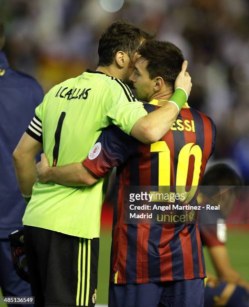 Iker Casillas of Real Madrid consoles Lionel Messi of FC Barcelona at the end of the Copa del Rey Final between Real Madrid and Barcelona at Estadio...