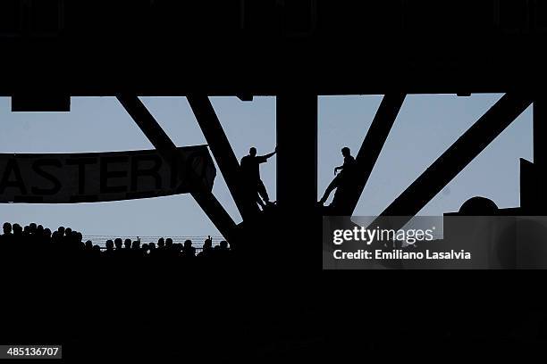 Fans of Estudiantes cheer for their team during a match between Estudiantes and River Plate as part of 14th round of Torneo Final 2014 at Ciudad de...