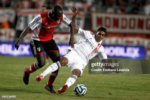 Franco Jara of Estudiantes fights for the ball with Eder ?lvarez of River Plate during a match between Estudiantes and River Plate as part of 14th...