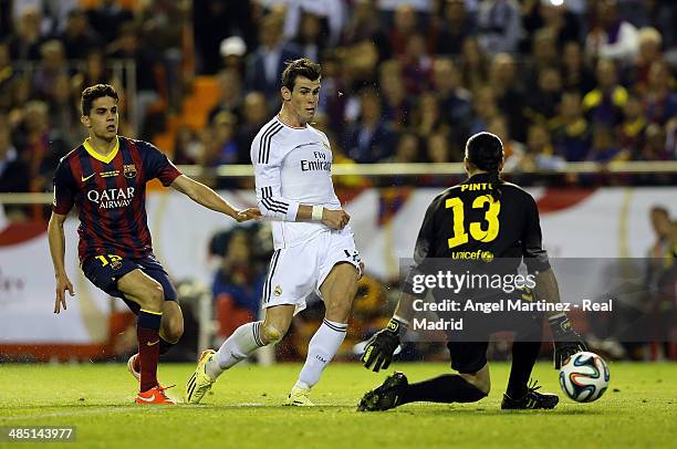 Gareth Bale of Real Madrid scores his team's second goal past Jose Manuel Pinto of Barcelona during the Copa del Rey Final between Real Madrid and...