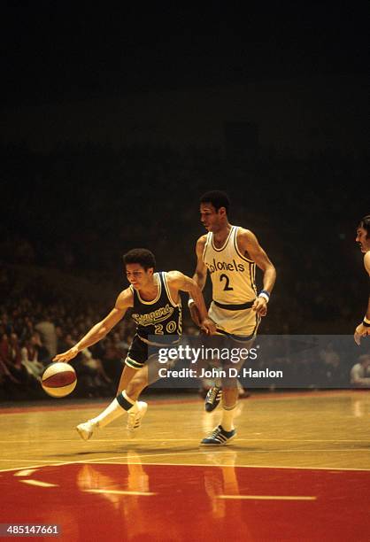 Playoffs: Carolina Cougars Mack Calvin in action against the Kentucky Colonels Walt Simon at Freedom Hall. Game 4. Louisville, KY 4/18/1973 CREDIT:...