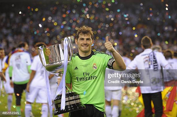 Iker Casillas of Real Madrid holds the Copa del Rey trophty after Real beat Barcelona 2-1 in the final at Estadio Mestalla on April 16, 2014 in...