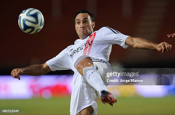 Leandro Desabato of Estudiantes in action during a match between Estudiantes and River Plate as part of 14th round of Torneo Final 2014 at Ciudad de...