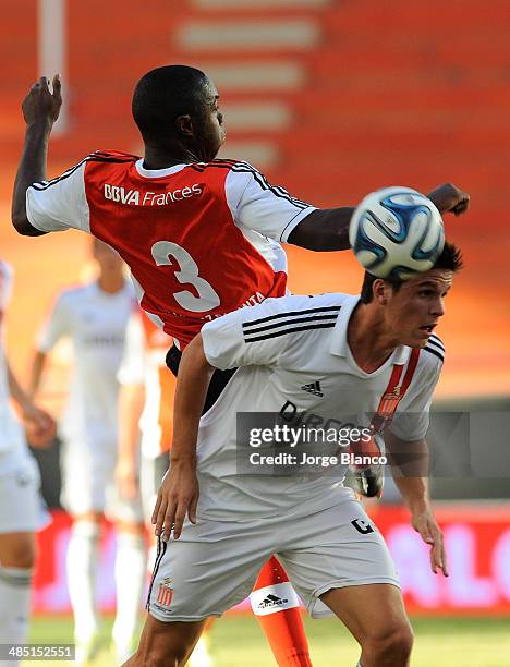 Eder Balanta of River Plate struggles for the ball with Guido Carrillo of Estudiantes during a match between River and Estudiantes as part of 14th...