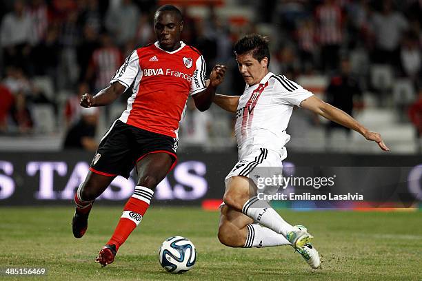 Guido Carrillo of Estudiantes fights for the ball with ?der ?lvarez Balanta of River Plate during a match between Estudiantes and River Plate as part...