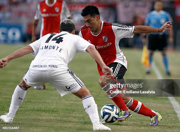 Ariel Rojas of River Plate drives the ball against Ignacio Domaste of Estudiantes during a match between Estudiantes and River Plate as part of 14th...
