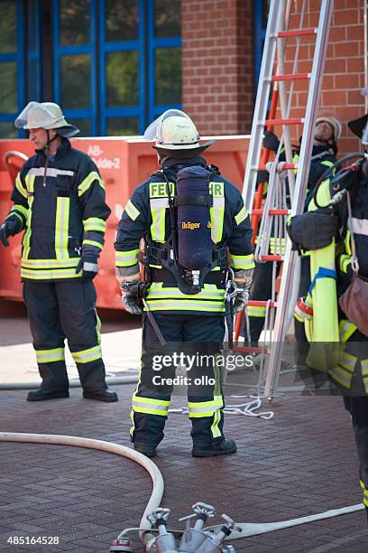 deutsche feuerwehrleute - feuerwehr deutschland stock-fotos und bilder