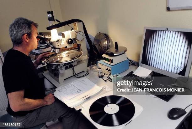 Computer Weekly Microscope Computer And Microscope Photos and Premium High Res Pictures - Getty Images