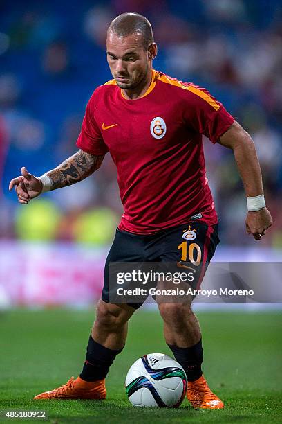 Wesley Sneijder of Galatasaray AS controls the ball during his warming up before the Santiago Bernabeu Trophy match between Real Madrid CF and...