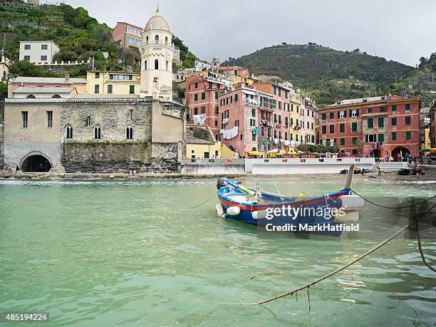 harbor en vernazza - vernazza fotografías e imágenes de stock