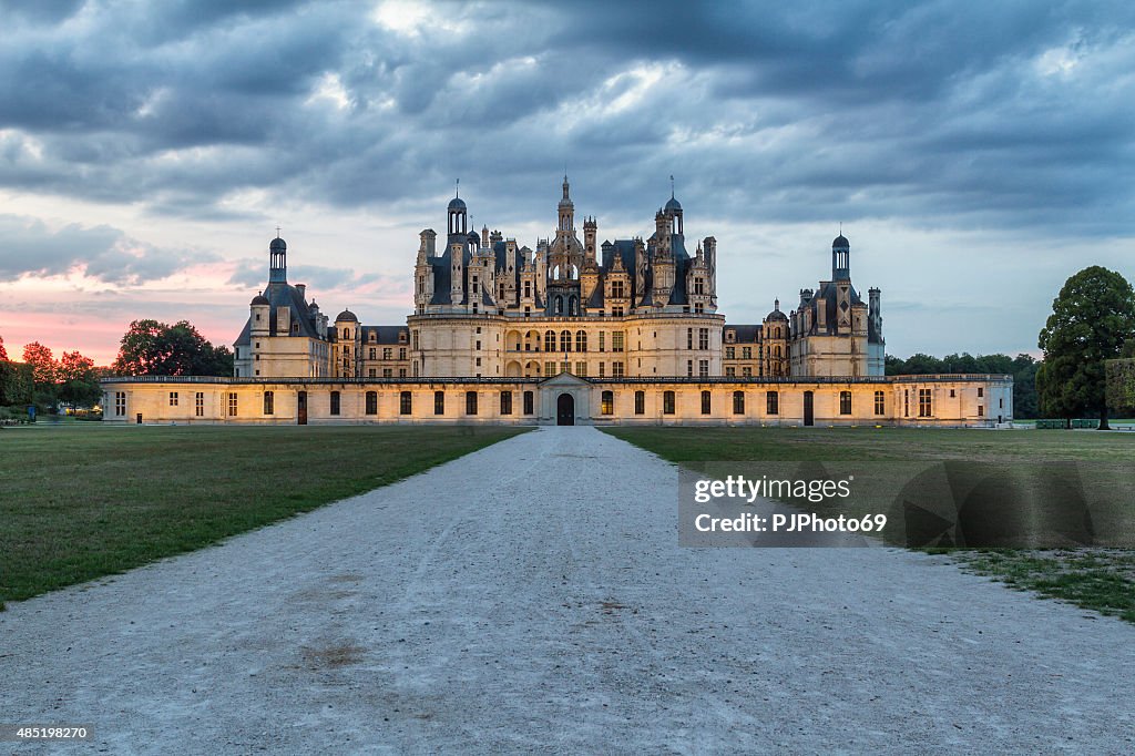 Vista do pôr-do-sol de Loire Castelo de Chambord-France