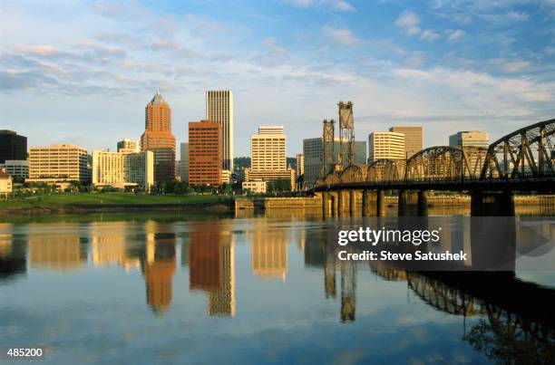 hawthorne bridge & skyline in portland, or - portland oregon photos et images de collection