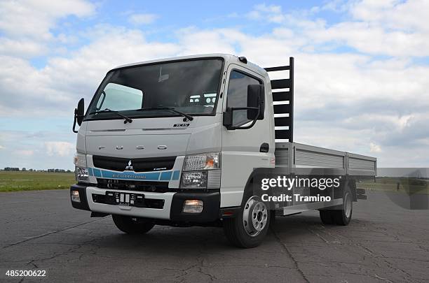 híbrido camión en el lanzamiento de prensa - mitsubishi group fotografías e imágenes de stock