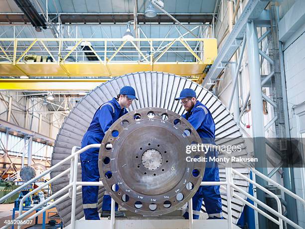 engineers repairing steam turbine in workshop - turbina fotografías e imágenes de stock