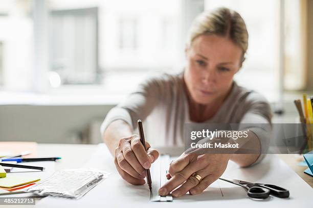 businesswoman drawing line using ruler on paper - architekt mit plan frontal stock-fotos und bilder