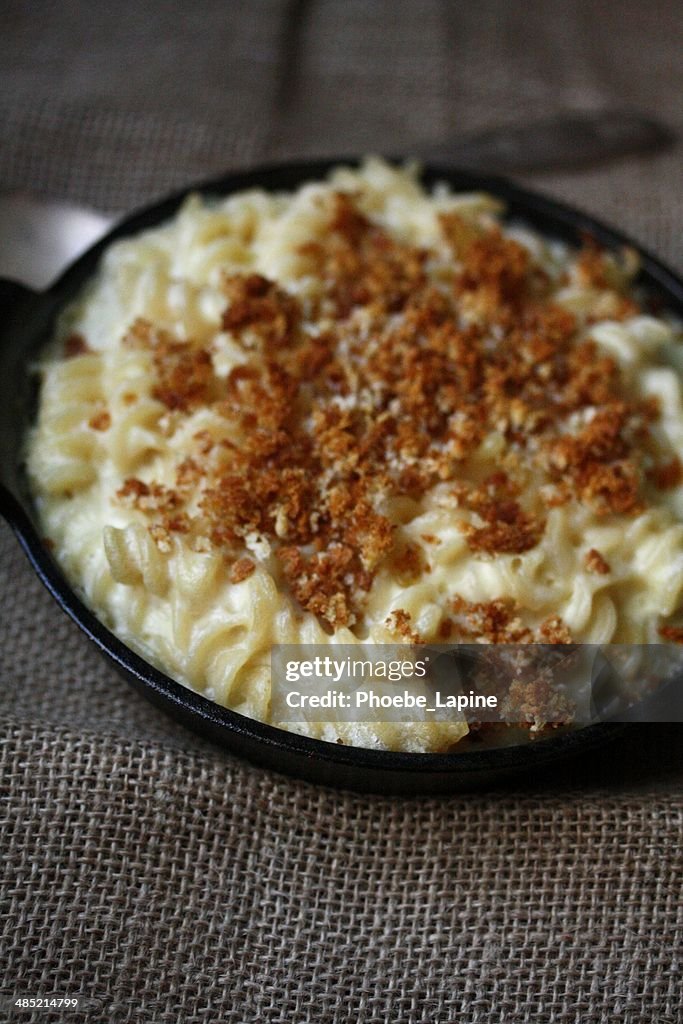 Macaroni cheese with breadcrumb and bacon topping