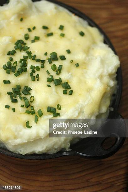 kartoffelpüree in schüssel auf tisch - mashed potatoes stock-fotos und bilder