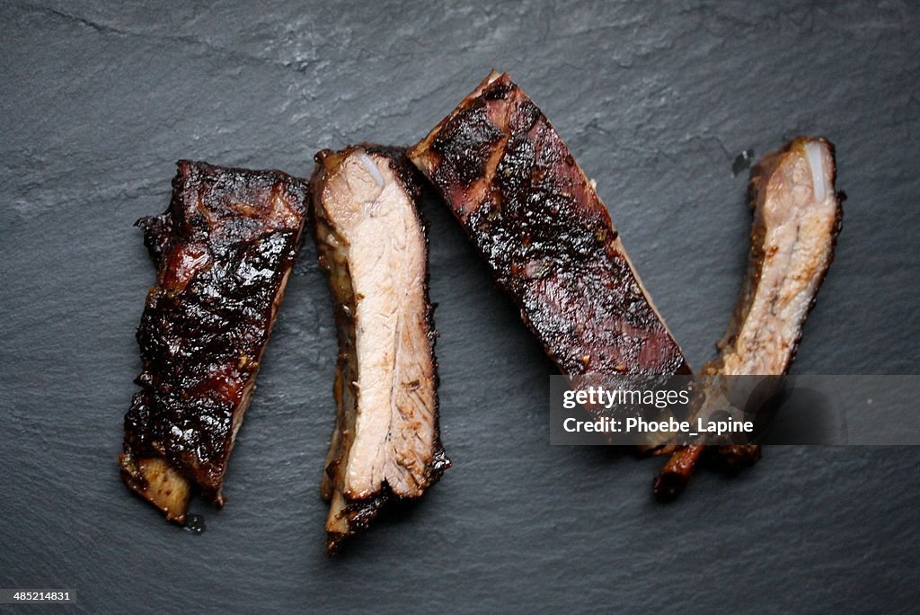 Panes recién horneados tex-mex, como costillas con salsa de barbacoa