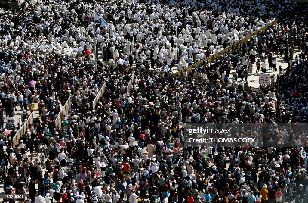 ISRAEL-RELIGION-JEWISH-PESACH-BLESSING