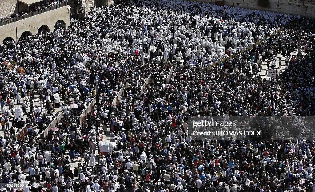 ISRAEL-RELIGION-JEWISH-PESACH-BLESSING