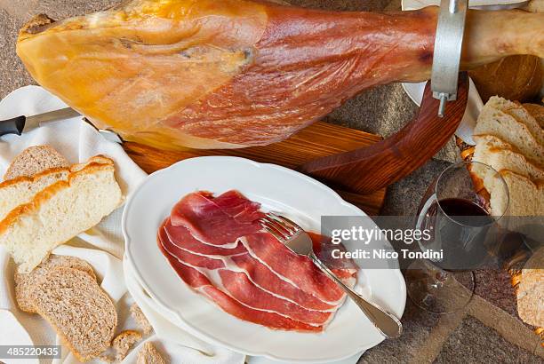 jamon serrano or spanish salty ham - jamon serrano photos et images de collection