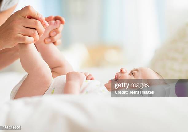 mother playing with baby boy (2-5 months) - tickling feet - fotografias e filmes do acervo