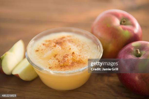 studio shot of apple sauce and apples - homemade apple sauce stock pictures, royalty-free photos & images