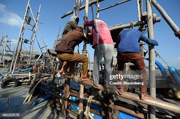 Mining Rafts 692 Dredge Mining Stock Photos, High-Res Pictures, and Images - Getty ...