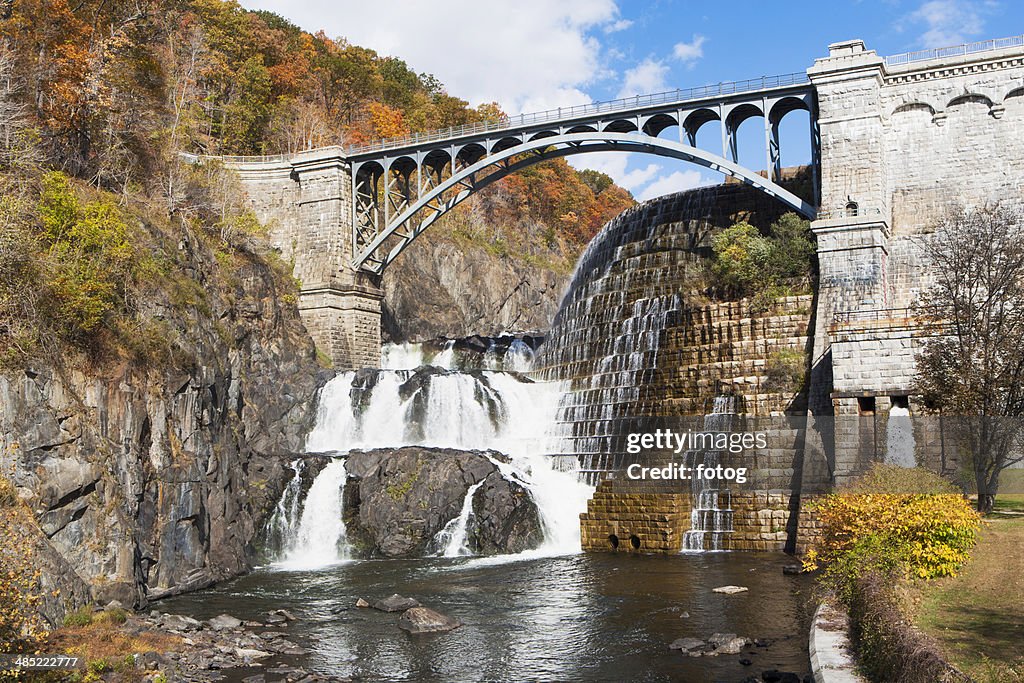 USA, New York State, Croton on Hudson, Dam and bridge