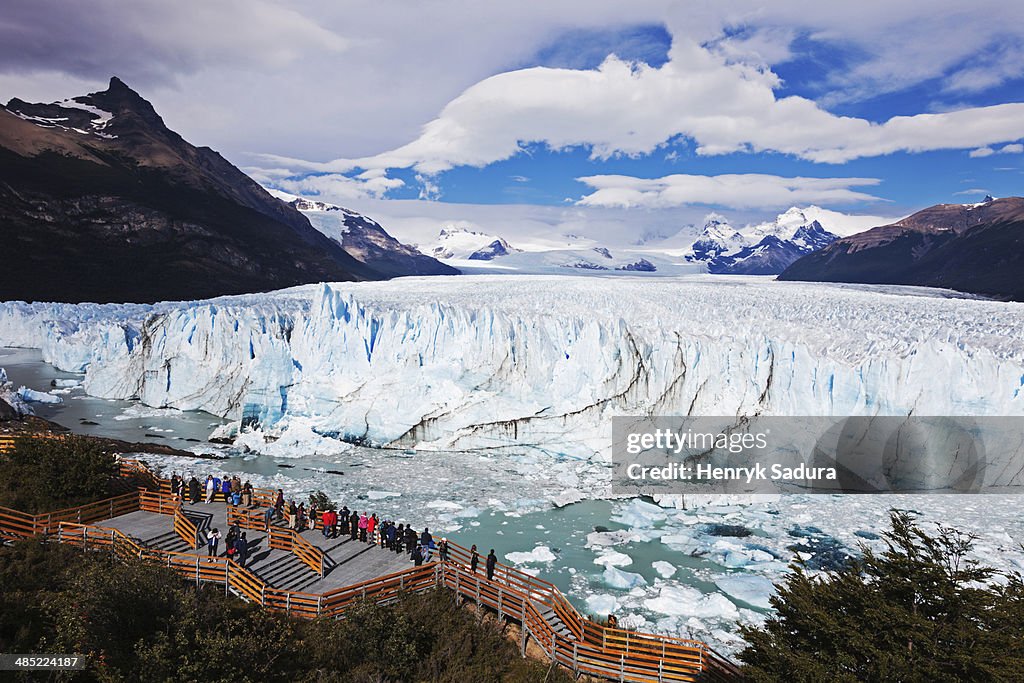 Argentina, Los Glaciares National Park, Perito Moreno, Tourists looking at glacier