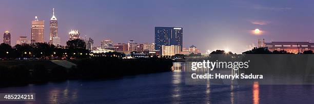 usa, indiana, indianapolis, moon rising over city - indianapolis skyline stock pictures, royalty-free photos & images