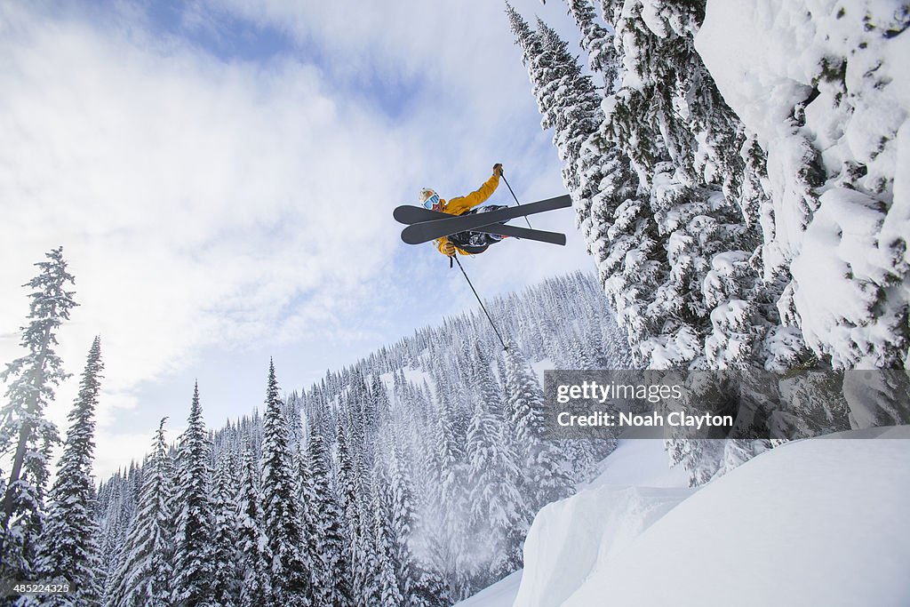 USA, Montana, Whitefish, Man skiing