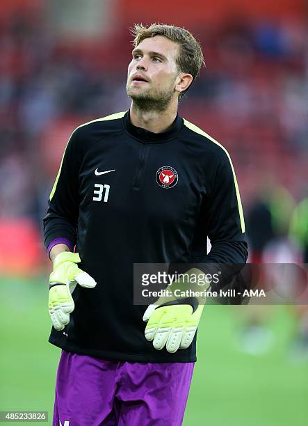 Mikkel Andersen of FC Midtjylland warms up before the UEFA Europa League Play Off Round 1st Leg match between Southampton and FC Midtjylland at St...
