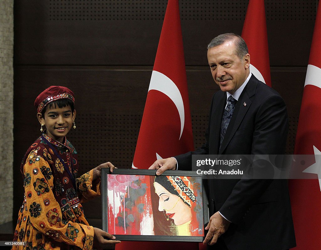 Turkey's PM receives foreign children