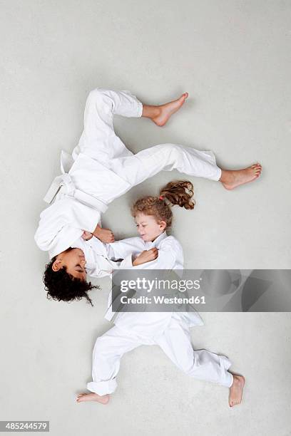 boy and girl practicing judo - judô - fotografias e filmes do acervo