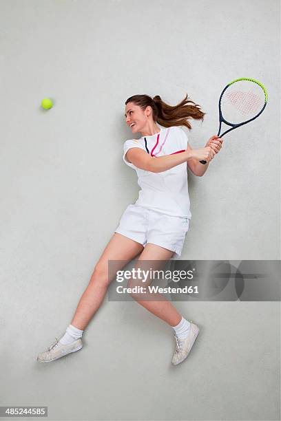 woman playing tennis - supino foto e immagini stock