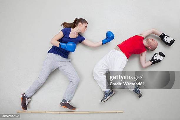 man getting knocked out in boxing fight - vechtsport stockfoto's en -beelden