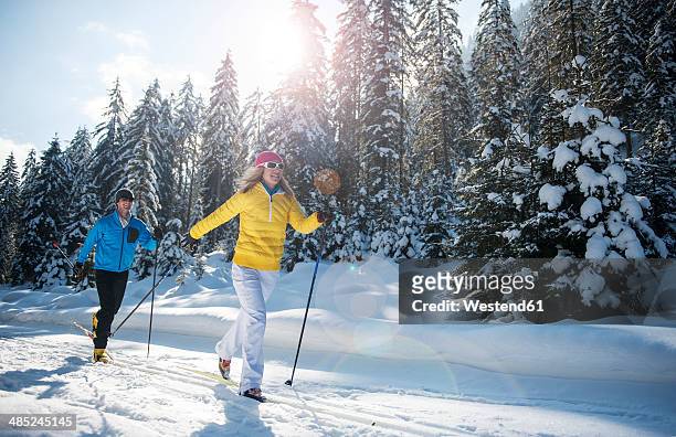 austria, salzburg country, altenmarkt-zauchensee, young couple cross-country skiing - esquíes de fondo fotografías e imágenes de stock