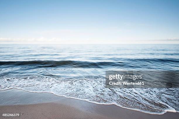 germany, mecklenburg-western pomerania, usedom, waves on the beach - borde del agua fotografías e imágenes de stock