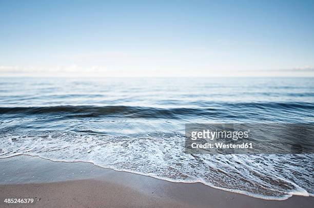germany, mecklenburg-western pomerania, usedom, waves on the beach - usedom photos et images de collection