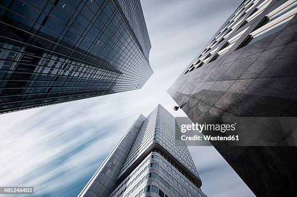 germany, hesse, frankfurt, high-rise buildings skyper and silver tower, long exposure - wolkenkratzer stock-fotos und bilder