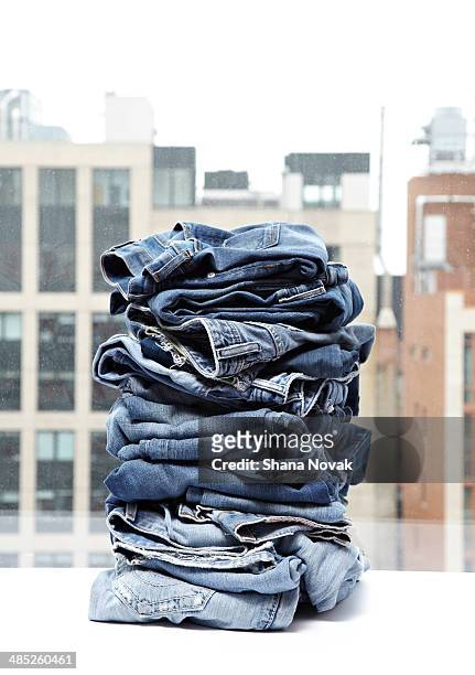 stack of jeans - jeans foto e immagini stock